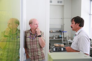 Сергей Шитов в лаборатории "Сверхпроводящие метаматериалы" в процессе обсуждения результатов 
