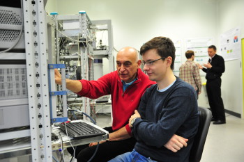 В лаборатории "Сверхпроводящие метаматериалы". Слева д.ф.-м.н., проф. Александр Карпов, справа аспирант Александр Аверкин