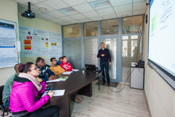 Алексей Башарин читает лекцию студентам 