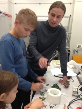 Алексей Башарин в рамках Научного Фестиваля проводит экскурсию в лаборатории сверхпроводящих метаматериалов для школьников в рамках Научного Фестиваля